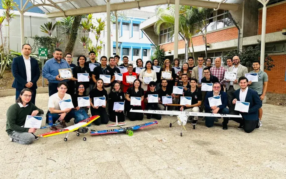 Representantes del Consejo Institucional con el grupo de jóvenes de AeronauTEC. Fotografía cortesía.