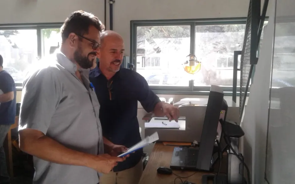 Profesor de la Escuela junto con Mario Moura