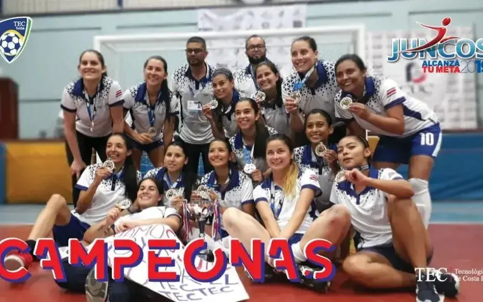 futsala femenino en grupo celebrando gane de los juncos 2019