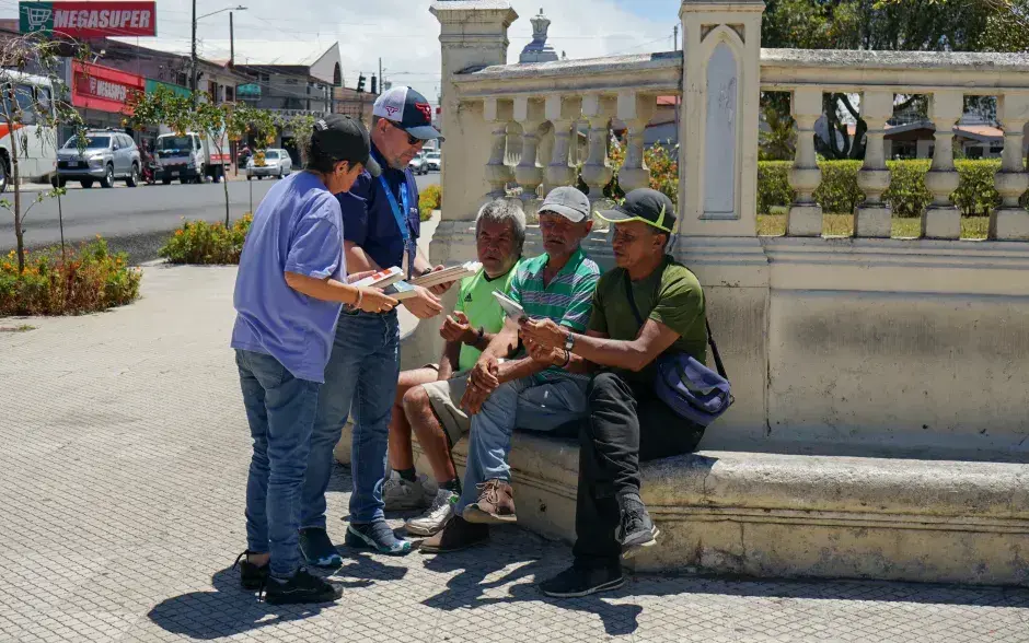 Entrega de libros en diversos cantones de Heredia