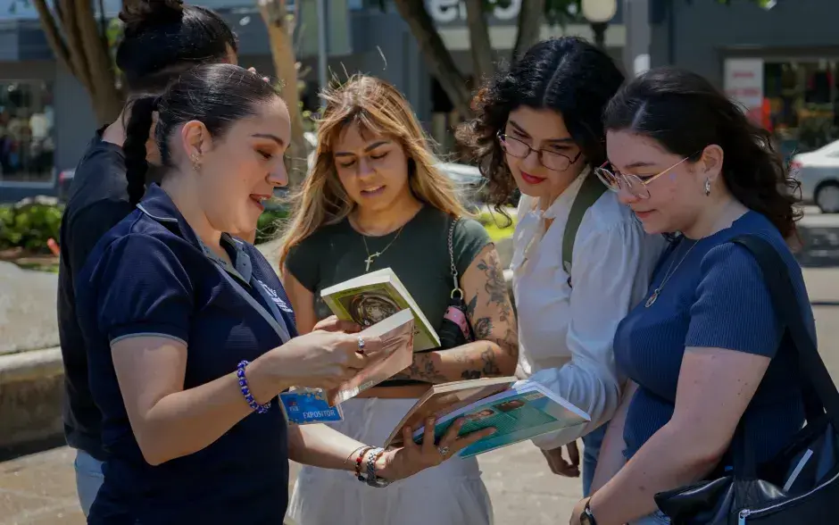 Entrega de libros en diversos cantones de Heredia