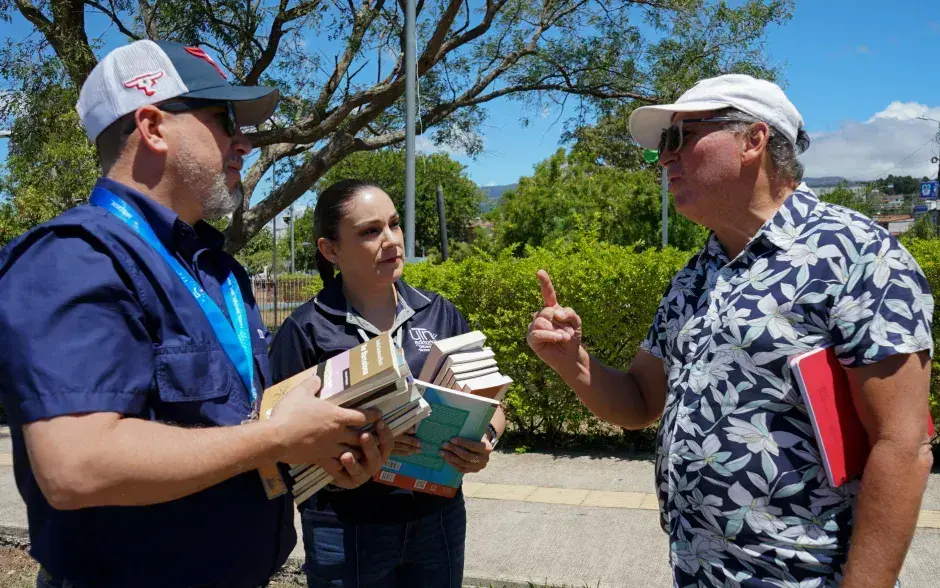 Entrega de libros en diversos cantones de Heredia