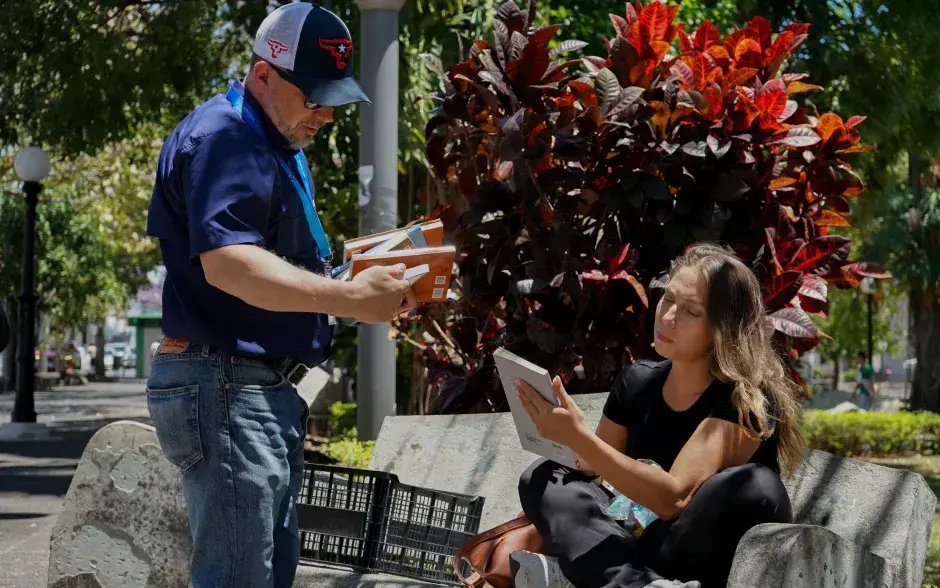 Entrega de libros en diversos cantones de Heredia