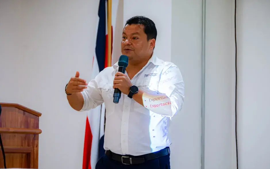 El Dr. William Rivera Méndez, investigador del Centro de Investigación en Biotecnología del TEC, inició con el mensaje de bienvenida “Retos del Control Biológico en Costa Rica 2026”.
