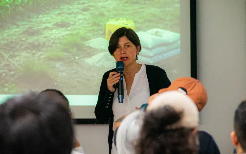 La Dra. Lorena Barra de Chile, presentó la ponencia “Autoprovisión de bioinsumos: experiencia innovadora para la regeneración agroecológica”.
