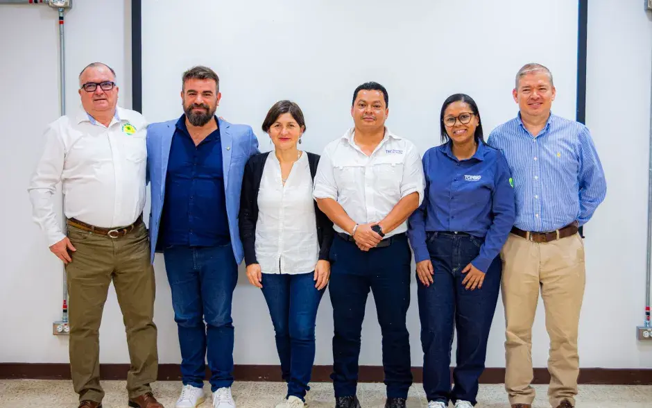 En orden usual Greivin Delgado, director ejecutivo de la Cámara de Piñeros Unidos de Costa Rica; el Dr. Fabricio Cassán de Argentina; la Dra. Lorena Barra de Chile; el Dr. William Rivera Méndez del TEC; la Dra. Cristiane Coutinho de Brasil y Juan Pablo Retana, secretario de la Cámara de piñeros.