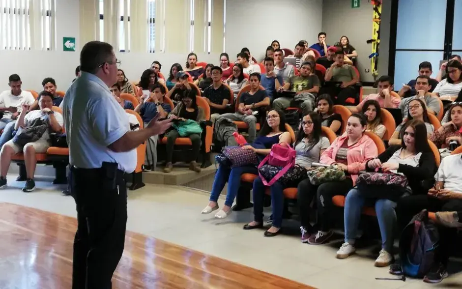 Charla en auditorio del TEC