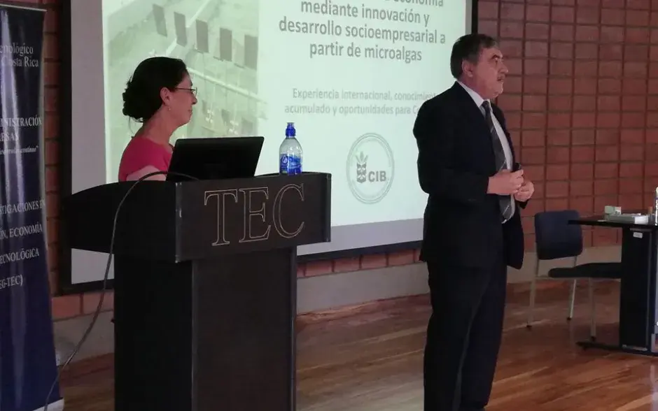 Charla en auditorio del TEC