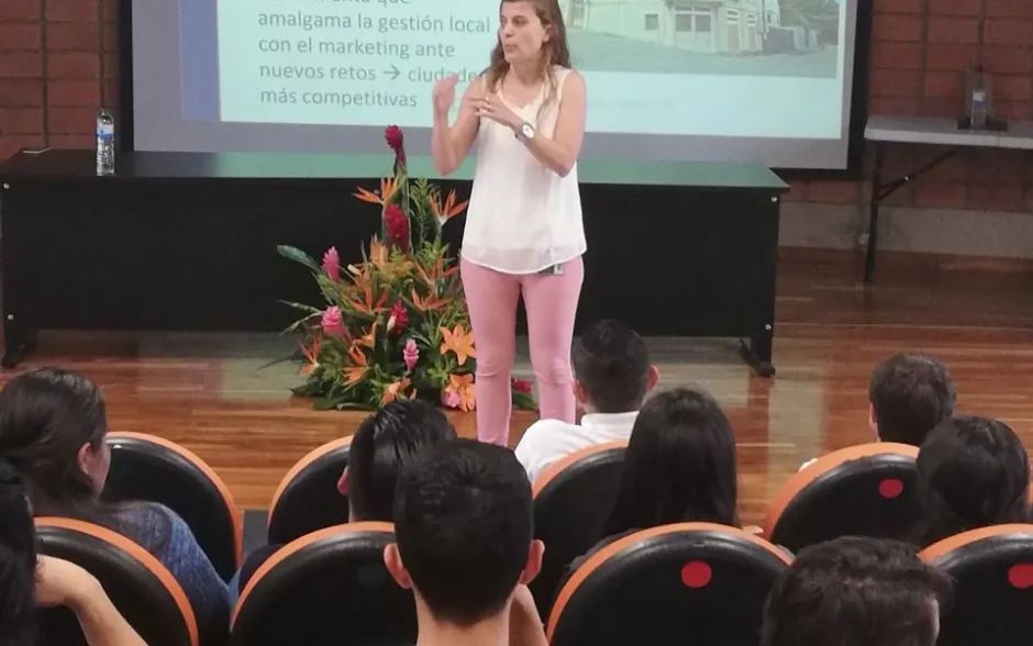 Charla en auditorio del TEC