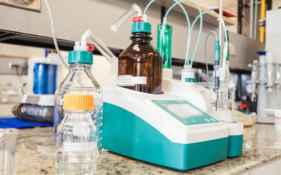 equipo de laboratorio CEQIATEC