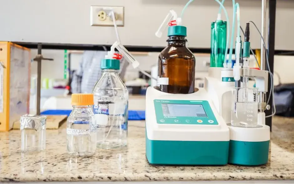 equipo de laboratorio CEQIATEC