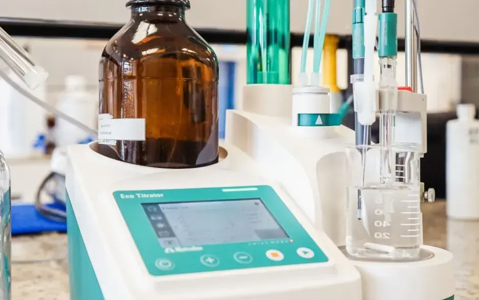 equipo de laboratorio CEQIATEC