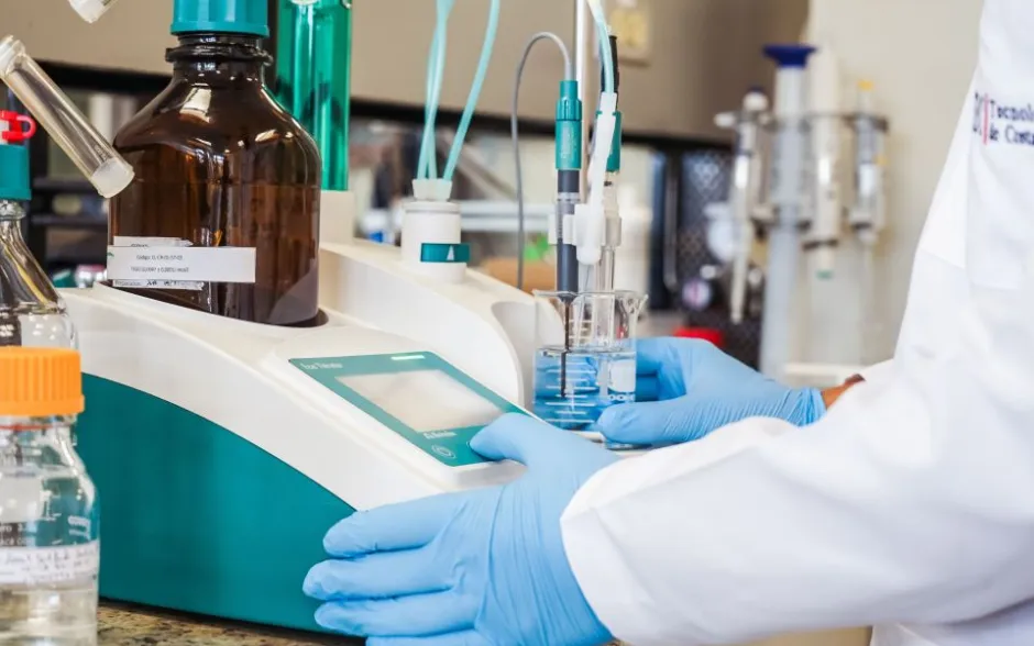 equipo de laboratorio CEQIATEC