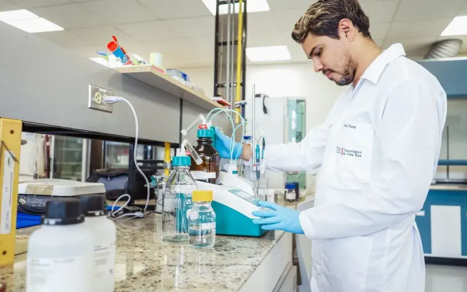 equipo de laboratorio CEQIATEC