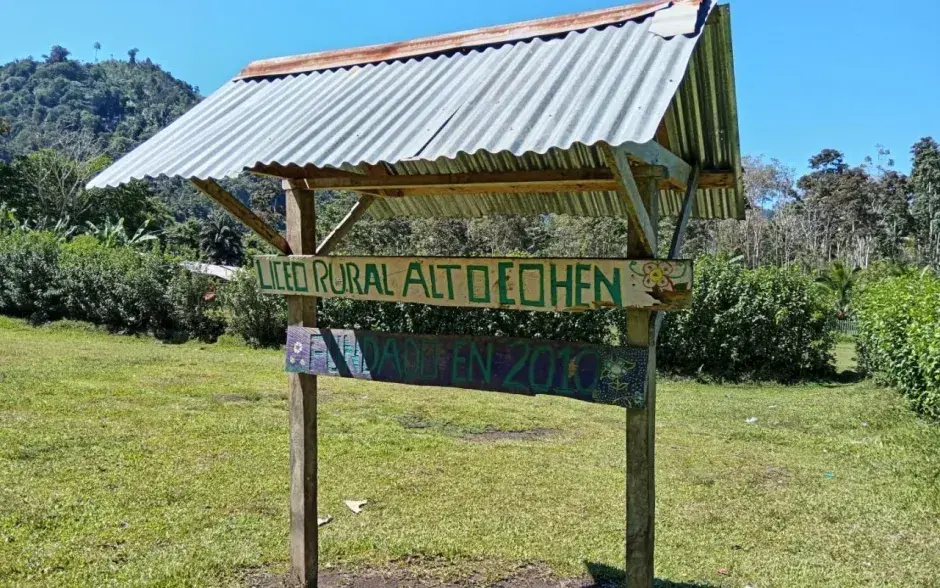 Letrero Liceo Rural Alto Cohen