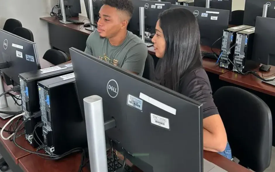Estudiantes utilizando computadora