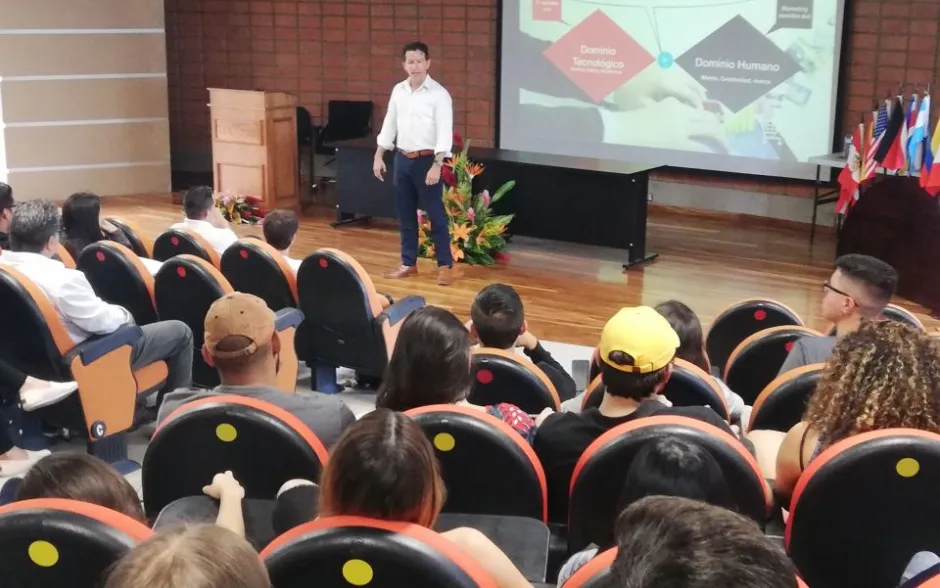 Charla en auditorio del TEC