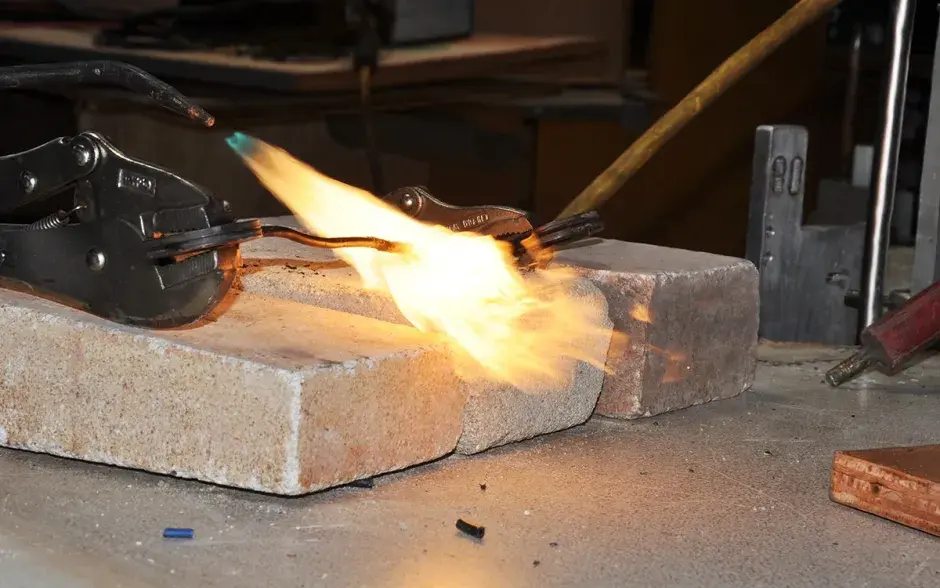 En este experimento el cable es sometido a una fuente externa de fuego