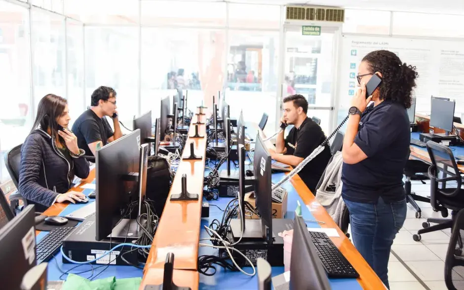 Funcionarios TEC brindando orientación a los estudiantes