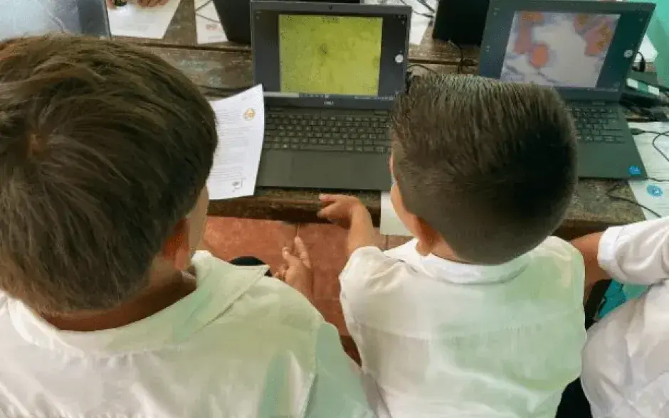 Niños utilizando computadoras