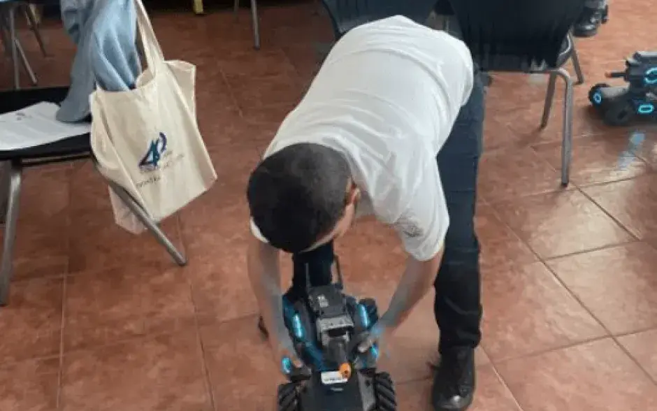 Niño utilizando un robot