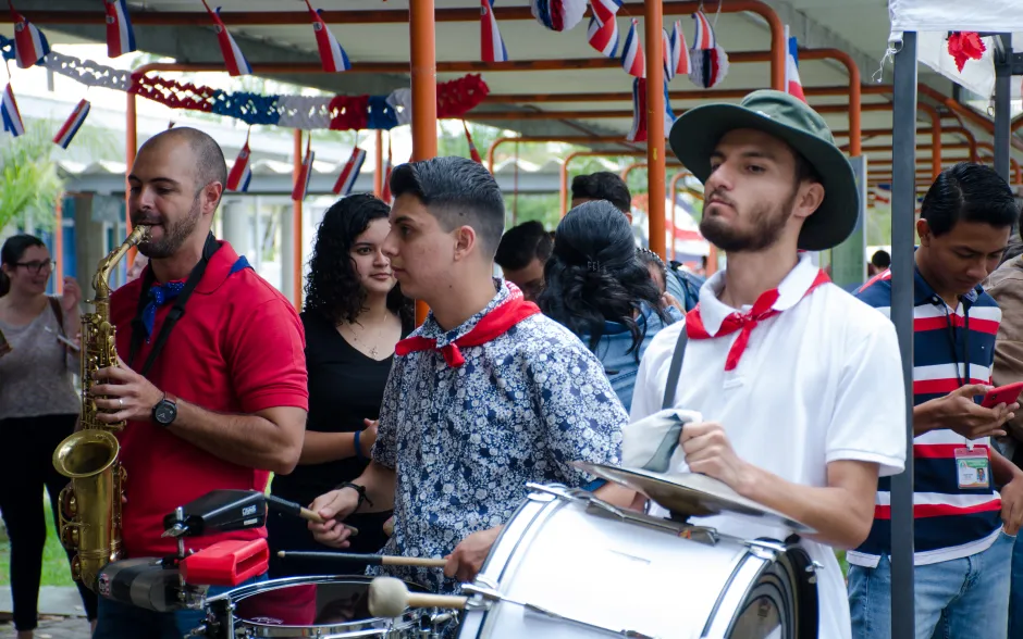 Cimarrona en un pasillo decorado con banderas de Costa Rica