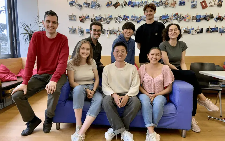 María Fernanda Quesada con sus compañeros del laboratorio