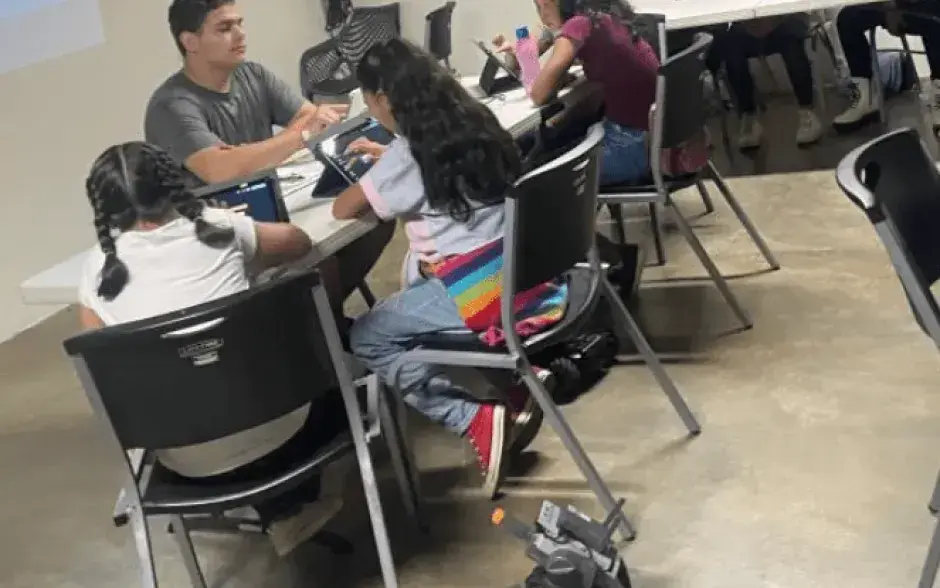 Estudiantes y docente en salón de clase