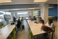 Estudiantes en capacitación sobre la búsqueda en base de datos especializadas
