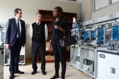 Jorge Familiar junto a Luis Paulino Méndez, coordinador general de la Unidad Coordinadora del Proyecto de Mejoramiento de la Educación Superior por parte del TEC y Seynabou Sakho, en el Laboratorio de Mecatrónica.