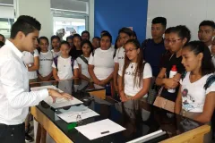 Producción Industrial capturó la atención de los colegiales con los experimentos