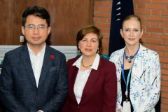 Julio Lee, director general de Samsung Electronics-Costa Rica junto a Paola Vega, vicerrectora de Investigación y Extensión del TEC y Laura Casafont, gerente de Recursos Humanos de Samsung.