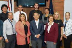 Julio Lee, director general de Samsung Electronics-Costa Rica junto a funcionarios del TEC.