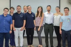 Estudiantes desarrolladores del video juego en compañia de docentes de la carrera.