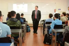El Rector del TEC, Dr. Julio César Calvo les dio un palabras bienvenida a la primera generación de la carrera de Ingeniería Física.