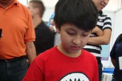 Un niño jugando aplicaciones