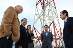 Eduardo Sibaja, coordinador general del Proyecto de Mejoramiento de la Educación Superior junto a Julio César Calvo, Cinthya Flores, Marco Gómez, coordinador de proyectos del Laboratorio de Sistemas Espaciales(SETEC-Lab) y Jorge Familiar, en la azotea del edificio de la Escuela de Ingeniería Electrónica.