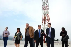Los visitantes junto al rector del TEC, Julio Calvo y Grettel Castro, asistente de la coordinación de la Unidad Coordinadora del Proyecto de Mejoramiento Institucional, en la azotea del edificio de la Escuela de Ingeniería Electrónica.