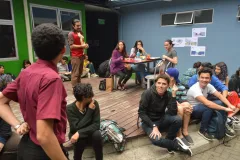 El grupo aprovechó la hora del almuerzo para hacer sus improvisaciones en medio de los estudiantes. Foto cortesía de Fernando Montero.