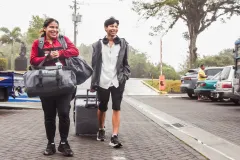 Familia despidiendo a los nuevos estudiantes PAR