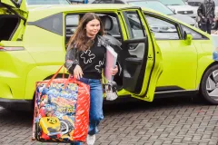 Familia despidiendo a los nuevos estudiantes PAR