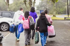 Familia despidiendo a los nuevos estudiantes PAR