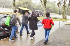 Familia despidiendo a los nuevos estudiantes PAR