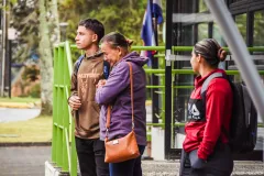 Familia despidiendo a los nuevos estudiantes PAR