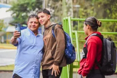 Familia despidiendo a los nuevos estudiantes PAR