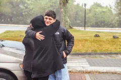 Familia despidiendo a los nuevos estudiantes PAR