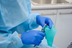 Odontólogo sujetando herramientas dentales