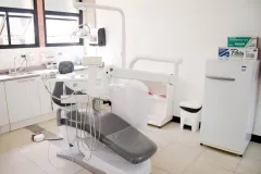 Sala con silla de dentista y otras herramientas
