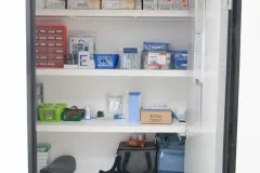 Bodega con insumos como guantes