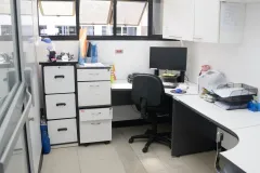 Oficina de los funcionarios con equipo de computo y almacenaje de archivos